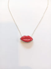 Carica l'immagine nel visualizzatore di Gallery, Collana Lolita "Lolì" con bocca in ceramica contornata da oro 24 kt e collana argento con bagno oro