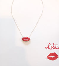 Carica l'immagine nel visualizzatore di Gallery, Collana Lolita "Lolì" con bocca in ceramica contornata da oro 24 kt e collana argento con bagno oro