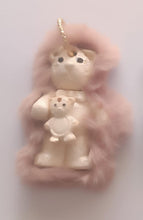 Carica l'immagine nel visualizzatore di Gallery, Lamù Cocò: come l'amour (Charms con pelliccia)