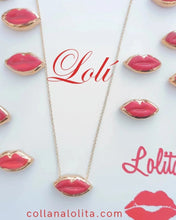 Carica l'immagine nel visualizzatore di Gallery, Collana Lolita "Lolì" con bocca in ceramica contornata da oro 24 kt e collana argento con bagno oro