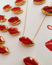 Carica l'immagine nel visualizzatore di Gallery, Collana Lolita "Lolì" con bocca in ceramica contornata da oro 24 kt e collana argento con bagno oro