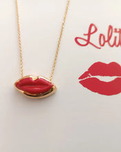 Carica l'immagine nel visualizzatore di Gallery, Collana Lolita "Lolì" con bocca in ceramica contornata da oro 24 kt e collana argento con bagno oro