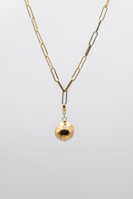 Load image into Gallery viewer, Collana Padel Close in argento dorato e pallina Padel in ceramica e oro 24 kt