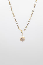 Load image into Gallery viewer, Collana Close in argento dorato e pallina bianca in ceramica e oro 24 kt