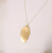 Carica l'immagine nel visualizzatore di Gallery, Ad Maiora (foglia di alloro)