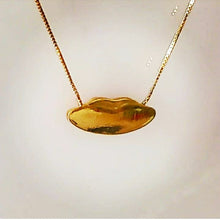 Load image into Gallery viewer, Lolita necklace in 18 kt gold and coral mouth

