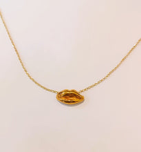 Load image into Gallery viewer, Golden Kiss
