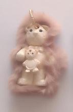 Carica l&#39;immagine nel visualizzatore di Gallery, Lamù Cocò: come l&#39;amour (Charms con pelliccia)
