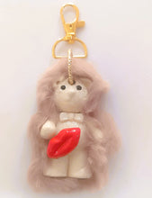Carica l&#39;immagine nel visualizzatore di Gallery, Lamù Cocò: come l&#39;amour (Charms con pelliccia)
