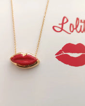 Carica l&#39;immagine nel visualizzatore di Gallery, Collana Lolita &quot;Lolì&quot; con bocca in ceramica contornata da oro 24 kt e collana argento con bagno oro

