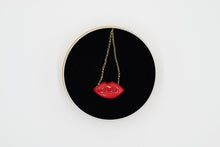 Carica l&#39;immagine nel visualizzatore di Gallery, Collana Lolita in oro 18 kt  e bocca rossa in ceramica smaltata
